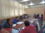 Rapat-terkait-jam-operasional-toko-retail-modern-di-ruang-rapat-Asisten-II-kantor-bupati-Polman.jpg