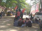 Ratusan-mahasiswa-gelar-unjuk-rasa-di-kantor-DPRD.jpg