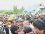 Ratusan-penumpang-Kapal-KM-Laskar-Pelangi-yang-ingin-masuk-area-pelabuhan.jpg