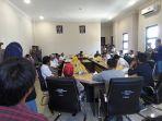 Ratusan-warga-Tambi-dan-Kampung-Baru-mendatangi-kantor-DPRD-Mamuju.jpg