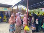 Ratusan-warga-nampak-antusias-belanja-di-pangan-murah-di-kantor-Golkar-Pasangkayu.jpg