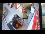 Rekaman-CCTV-komplotan-pencuri-gasak-Alfamidi-Polewali-Kabupaten-Polman.jpg