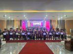 Rektor-Unsulbar-bersama-jajaran-pimpinan-berfoto-bersama-para-wisudawan-terbaik.jpg