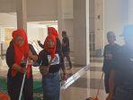 Relawan-Andi-Bebas-Manggazali-dan-Siti-Rahmawati-giat-bersih-bersih-masjid.jpg