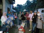 Relawan-PHS-membantu-warga-di-pengungsian-di-Kabupaten-Mamuju-Sulbar.jpg