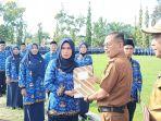 Ribuan-PPPK-saat-menerima-SK-secara-simbolis-di-halaman-kantor-bupati-Polman.jpg