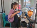 Risa-Anggraeni-barista-Perfect-Cool-sedang-membuat-kopi-susu-gula-areng-untuk-pelanggangnya.jpg