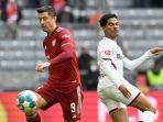 Robert-Lewandowski-melewati-Amine-Adli-dalam-laga-FC-Bayern-vs-Leverkusen.jpg