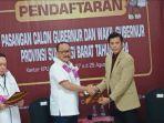 SDK-kiri-yang-menyerahkan-berkas-pencalonan-kepada-KPU-Sulbar-Rabu-2882024.jpg