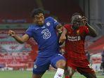 Sadio-Mane-kanan-berduel-dengan-Reece-James-kiri-pada-laga-Liverpool-vs-Chelsea.jpg