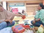 Salah-satu-pedagang-memperlihatkan-cabai-yang-kian-mahal-kini-tembus-Rp-65-ribu-per-kg.jpg