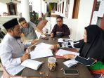 Salah-satu-pendaftar-KPU-Mamuju-menyetor-lang.jpg