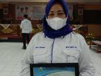 Salah-satu-penerima-piagam-penghargaan-Joice-Pataboga.jpg