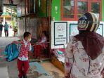 Salah-satu-wali-murid-saat-menjemput-anaknya-pulang-di-SDN-2-Kampung-Baru.jpg