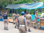 Satpol-PP-Polman-membongkar-lapak-pedagang-yang-lama-tidak-ditempati-di-kawasan-Stadion.jpg