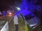 Sebuah-mobil-masuk-parit-di-Jl-Poros-Mamuju-Kalukku.jpg