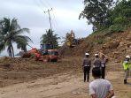 Sejumlah-alat-berat-sedang-melakukan-pembersihan-material-lon.jpg