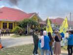Sejumlah-mahasiswa-dari-organisasi-PMII-saat-gelar-unjuk-rasa-di-depan-kantor-DLH-Pasangkayu.jpg