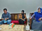 Sejumlah-orang-tua-siswa-mendatangi-kantor-kepala-sekolah-SMP-1-Kalukku-mamuju.jpg