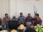 Sejumlah-warga-Desa-Kabuloang-saat-hadir-rapat-penciutan-lokasi-tambang.jpg