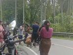 Sejumlah-warga-saat-melihat-kondisi-korban-kecelakaan-maut-di-jalan-trans-perbatasan-Sulteng-Sulbar.jpg