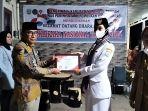 Sekda-Mamuju-Tengah-Askary-Anwar-berikan-penghargaan-kepada-Dhara-Banjarani.jpg