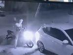 Seorang-ODGJ-terekam-CCTV-lempari-mobil-warga.jpg