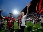 Seorang-fans-berupaya-mengambil-foto-selfie-bersama-pelatih-AC-Milan-Stefano-Pioli.jpg