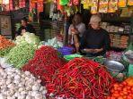 Seorang-pedagang-di-sedang-melayani-pembeli-cabai-rawit-di-pasar-baru.jpg