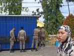 Seorang-pedagang-menangis-ketika-melihat-lapak-dagangannya-akan-dibongkar-Satpol-PP.jpg