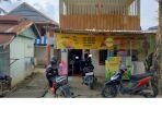 Seorang-pemuda-sedang-membeli-nasi-kuning.jpg
