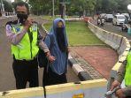 Seorang-perempuan-diamankan-setelah-berusaha-menerobos-istana-presiden-Selasa-25102022.jpg