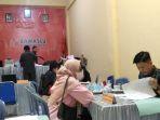 Seorang-perempuan-melakukan-proses-pendaftaran-panwascam-di-Kantor-Bawaslu-Majene.jpg