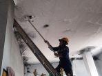 Seorang-petugas-Pemadam-Kebaran-sedang-mengecek-langit-langit-kantor-PPA-Kabupaten-mamuju.jpg