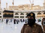 Seorang-polisi-perempuan-Saudi-berjaga-jaga-saat-jemaah-haji.jpg