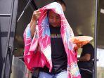 Seorang-warga-turun-dari-Dapur-Mobil-brimob-Polda-Sulbar-usai-mengambil-makanan.jpg