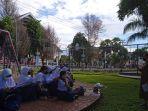 Siswa-dan-siswi-SMPN-2-Mamuju-belajar-di-ruang-terbuka.jpg