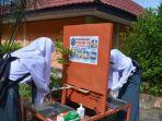 Siswi-SMK-Bulo-di-Polman-sedang-melakukan-simulasi.jpg