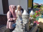 Siti-KDI-dan-kakaknya-Cici-paramida-ziara-ke-makam-leluhurnya-di-Karama-dan-Pambusuang.jpg