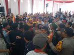 Suasan-saat-terjadi-kericuhan-di-debat-publik-kedua-Pilkada-Mamasa-2024.jpg