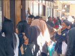 Suasana-antrean-ratusan-pemilih-pemula-di-Dinas-Kependudukan-dan-Pencatatan-Sipil-Mamasa.jpg