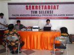 Suasana-calon-peserta-mendaftar-di-sekretariat-timsel-Bawaslu-Sulbar.jpg