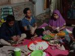 Suasana-dapur-umum-sementara-di-Desa-Mekkatta-untuk-warga-yang-mengungsi.jpg