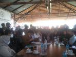 Suasana-rapat-dengar-pendapat-pendemo-dengan-Kadispora-Hamzi-disaksikan-anggota-DPRD-Sulbar.jpg