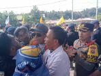 Suasana-saat-massa-pendukung-paslon-ribut-di-depan-aula-GTM-nyaris-aduh-jotos.jpg
