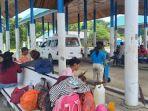 Suasana-warga-yang-mengungsi-di-terminal-type-A-Simbuang-Kelurahan-Simbor.jpg