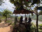 Suasana-warung-kopi-di-tebing-Desa-Kelapa-Dua-Kecamatan-Anreapi-Polman.jpg