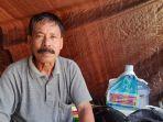 Sudarmin-50-saat-ditemui-di-lokasi-pengungsian-di-halaman-kantor-Bupati-Mamuj.jpg