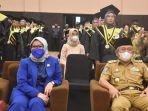 Suraidah-juga-sempat-menghadiri-seremoni-wisuda-450-sarjana-di-Universitas-Tomakaka-Unika-Mamaju.jpg