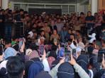 Sutinah-Suhardi-Temui-Demonstran.jpg